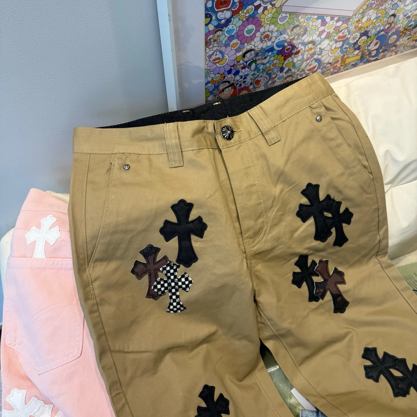 P280 Style number: D310 🔥Chrome Hearts khaki patch leather jeans Size: s-XXL (28 30 32 34 36) Color: Khaki Size reference 28 pants length 100 waist 72 30 pants length 101 waist 76 32 pants length 103 waist 80 34 pants length 104 waist 84 36 pants length 106 waist 88
